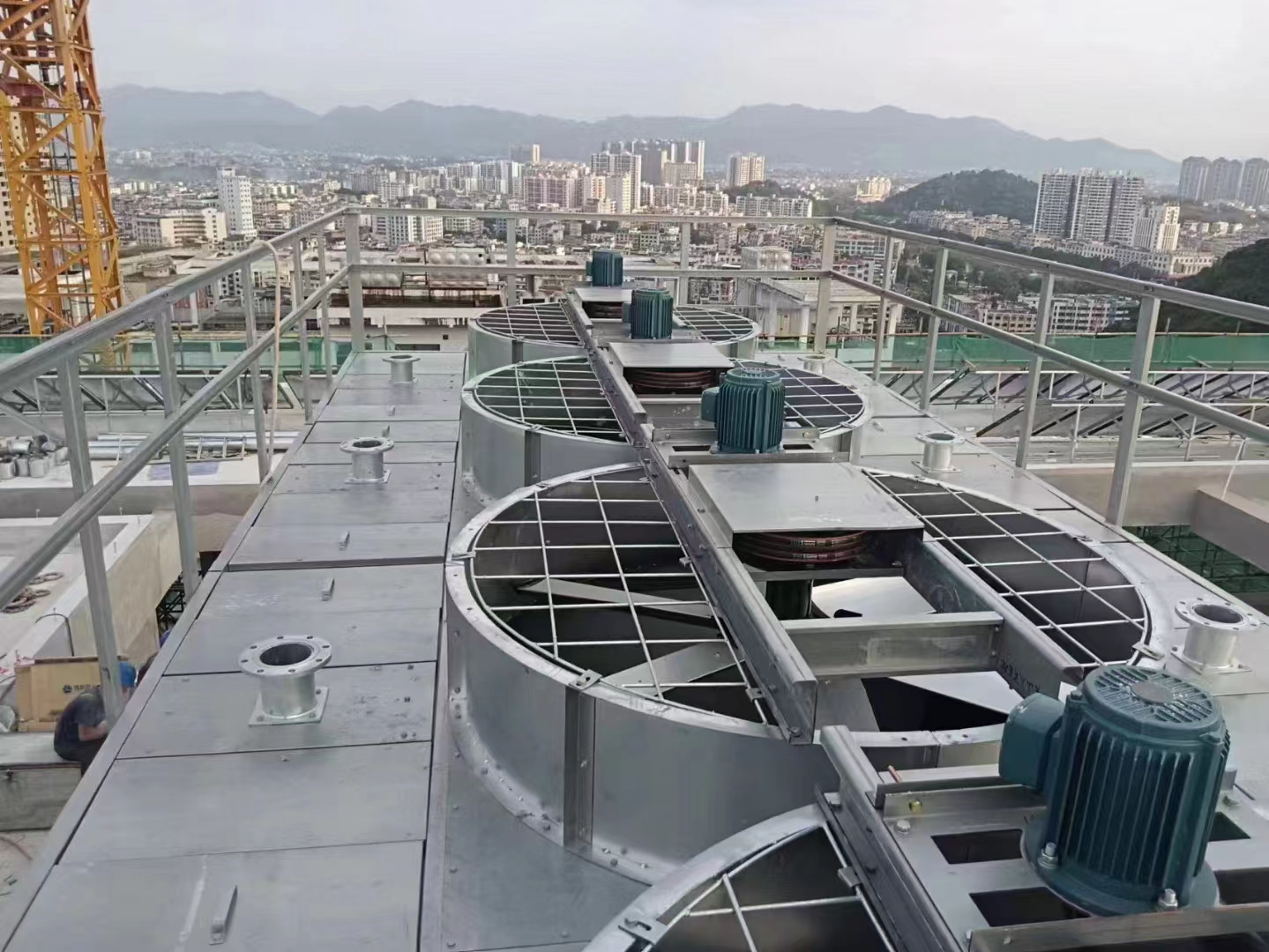 閉式冷卻塔殼體什么材質好(閉式冷卻塔原理)
